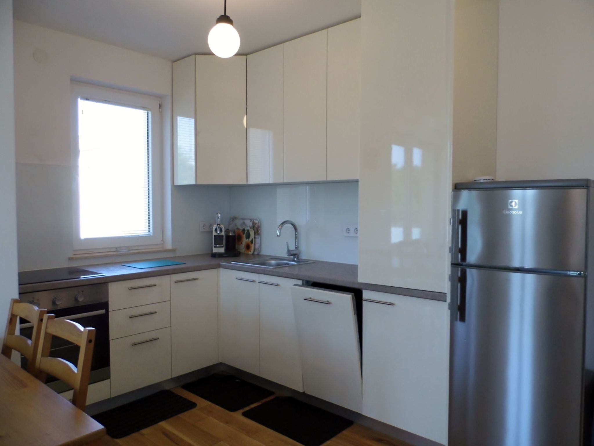 Kjøleskap, ovn, oppvaskmaskin og kjøkkenutstyr