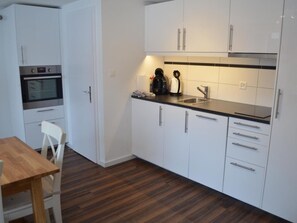 Kühlschrank, Ofen, Geschirrspüler, Kochgeschirr/Geschirr/Besteck