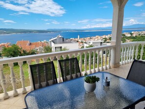 Outdoor dining - Wohnung mit Terrasse und Meerblick by Interhome (Crikvenica)