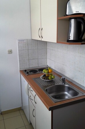 Jääkaappi, keittoastiat/astiat/ruokailuvälineet