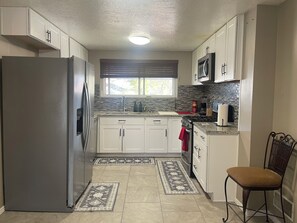 Een microgolfoven, een oven, een kookplaat, een vaatwasser