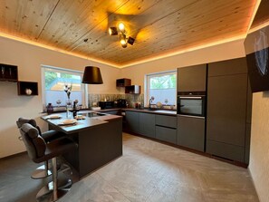 Fridge, microwave, oven, dishwasher - Elegante Ferienwohnung in Hollnich mit Garten by Interhome (Auw)