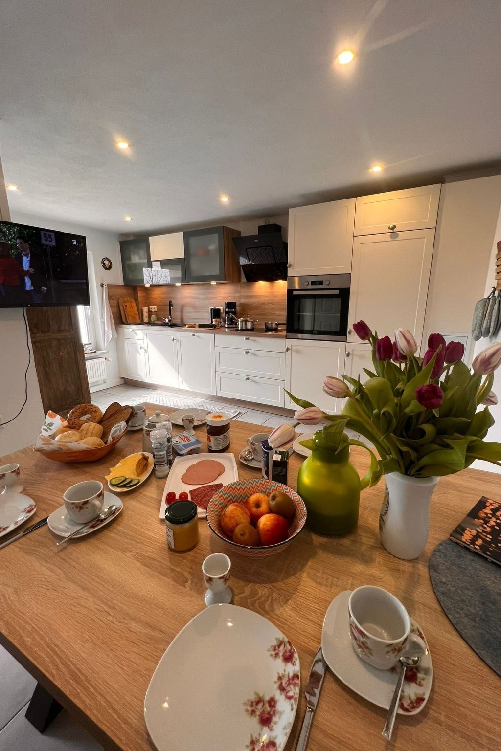 Kjøleskap, ovn, oppvaskmaskin og kjøkkenutstyr