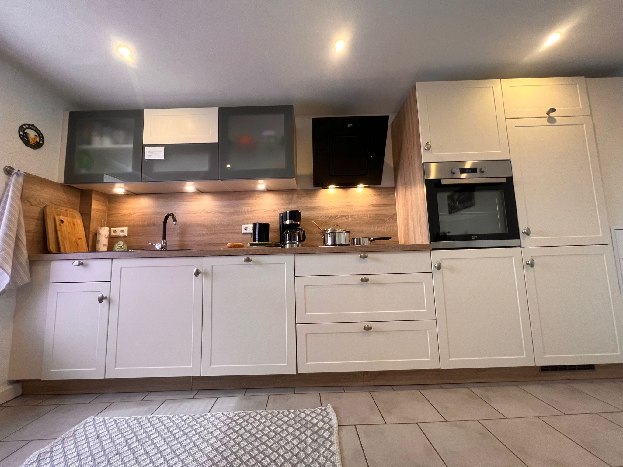 Réfrigérateur, un four, lave-vaisselle, vaisselle et ustensiles