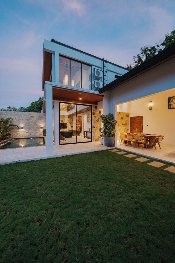 Outdoor dining - 3BR Villa w/ Pool & High Ceilings near Pandawa beach (Kutuh, Kec. Kuta Sel.)