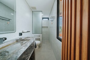 Shower, hair dryer, towels, toilet paper - 3BR Villa w/ Pool & High Ceilings near Pandawa beach (Kutuh, Kec. Kuta Sel.)