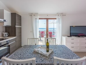 Jääkaappi, uuni, astianpesukone, keittoastiat/astiat/ruokailuvälineet