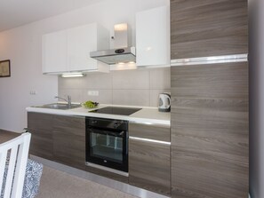 Jääkaappi, uuni, astianpesukone, keittoastiat/astiat/ruokailuvälineet