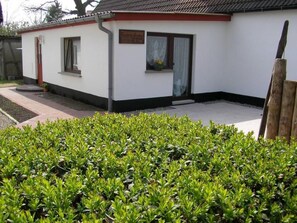 Exterior - Ferienbungalow mit Terrasse und Angelplatz by Interhome (Born)