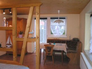 Dining - Ferienbungalow mit Terrasse und Angelplatz by Interhome (Born)