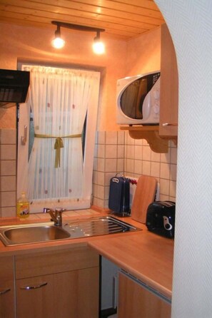 Fridge, microwave, cookware/dishes/utensils - Ferienbungalow mit Terrasse und Angelplatz by Interhome (Born)