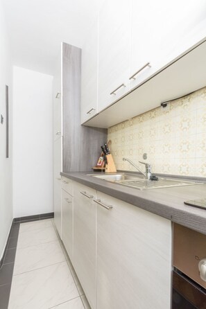 Refrigerador, microondas, horno y utensilios de cocina 