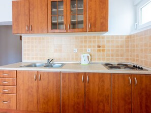 Kühlschrank, Mikrowelle, Kochgeschirr/Geschirr/Besteck