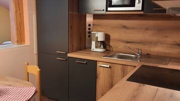 Kühlschrank, Mikrowelle, Ofen, Geschirrspüler