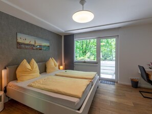 Internet - Traum Wohnung direkt am Bodensee mit Seesicht by Interhome (Friedrichshafen)