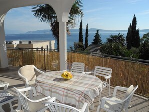 Outdoor dining - Wohnung 30m vom Meer entfernt, mit Gemeinschaftspool by Interhome (Crikvenica)