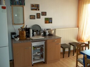 Refrigerador, microondas, horno, utensilios de cocina