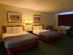 Deluxe Double Room | Blackout drapes, iron/ironing board, free WiFi, bed sheets - Cassville Four seasons inn & suits (Cassville)
