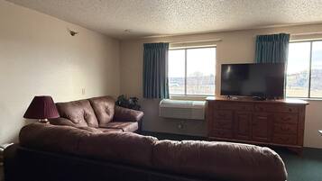 Deluxe Single Room | Blackout drapes, iron/ironing board, free WiFi, bed sheets