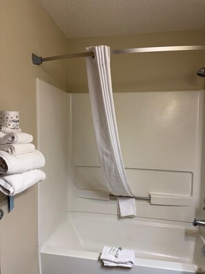 Quarto solteiro | Banheiro | Banheira, produtos de toalete grátis, secador de cabelo 