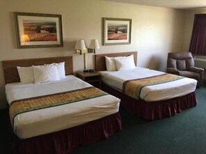 Blackout drapes, iron/ironing board, free WiFi, bed sheets - Cassville Four seasons inn & suits (Cassville)