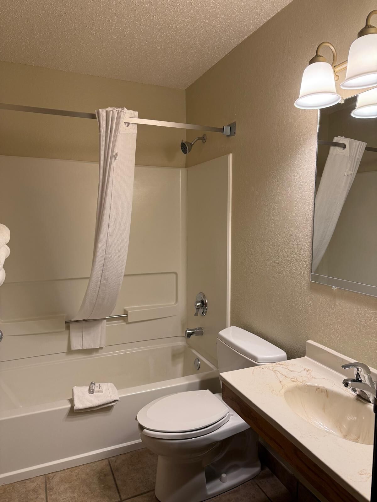 Un baño con bañera, inodoro y lavamanos.