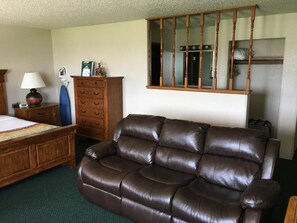 50-inch LED TV with satellite channels - Cassville Four seasons inn & suits (Cassville)