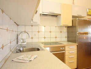 Fridge, oven, dishwasher, cookware/dishes/utensils - Apartment Bakrac by Interhome (Krk/Baška)