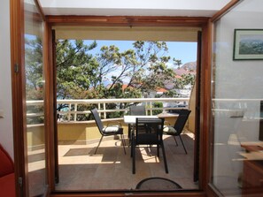 Outdoor dining - in Baška mit Eigenem Balkon by Interhome (Krk/Baška)