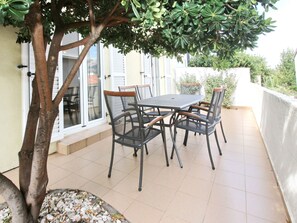 Outdoor dining - in Baška mit Eigener Terrasse by Interhome (Krk/Baška)
