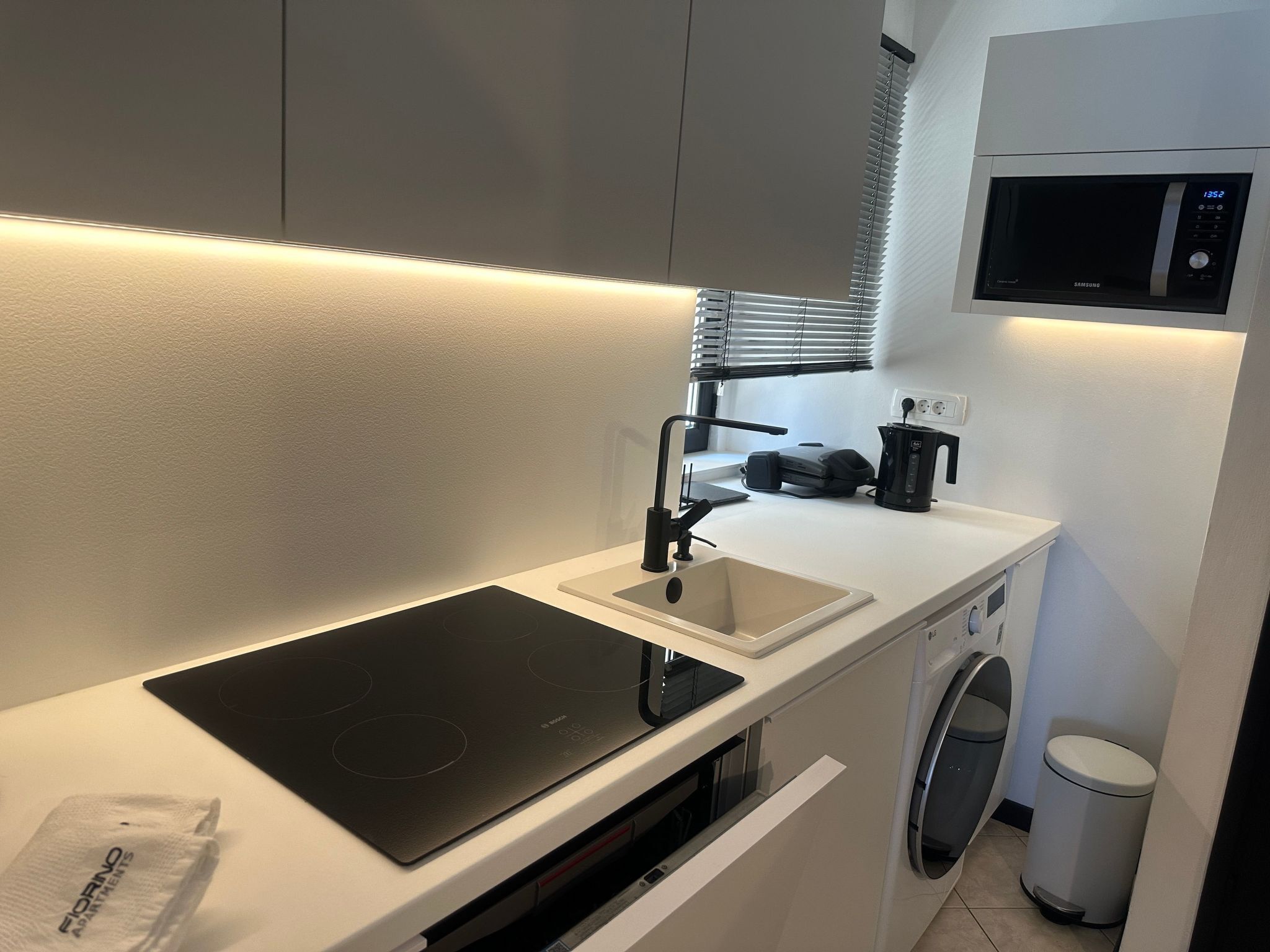 Refrigerador, microondas, lavavajillas y utensilios de cocina 