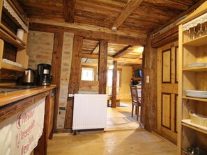 Kjøleskap, mikrobølgeovn, ovn og oppvaskmaskin