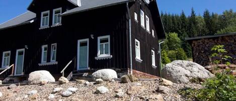 المنشأة من الخارج