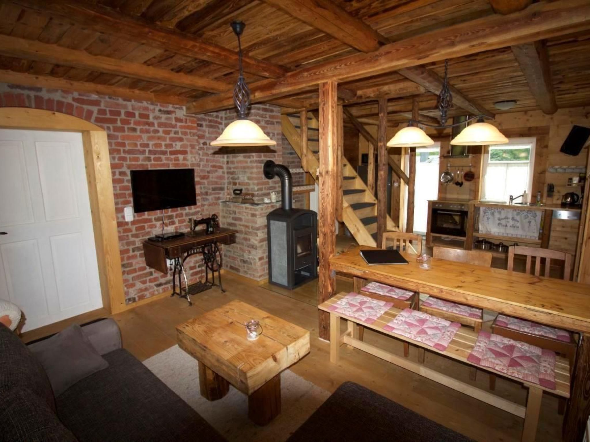 Televisión, chimenea y reproductor de DVD 