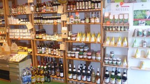Un magasin dont les étagères sont remplies de divers produits, notamment des bouteilles, des bocaux et des boîtes.