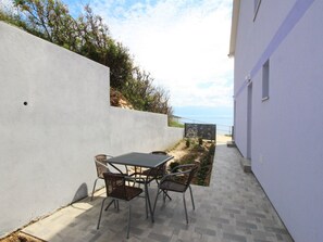 Outdoor dining - Wohnung in Baška mit Terrasse by Interhome (Krk/Baška)