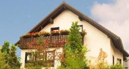 GemĂŒtliche Ferienwohnung im ThĂŒringer Wald by Interhome