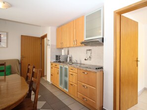 Kühlschrank, Mikrowelle, Kochgeschirr/Geschirr/Besteck