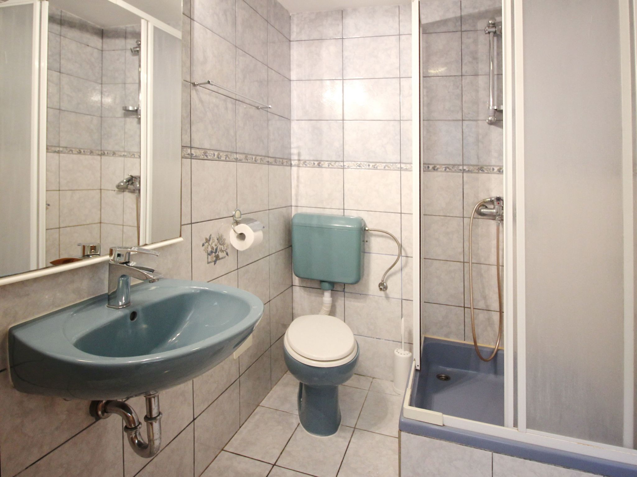 Ein Badezimmer mit Waschbecken, Toilette und Dusche.
