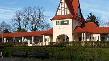 Ein traditionelles Gebäude mit rotem Dach und einem Schild mit der Aufschrift 'Bad Saarow'.