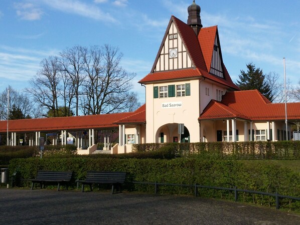 A traditional building with a red roof and a sign reading "Bad Saarow".