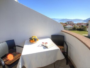 Outdoor dining - in Baška mit Eigenem Balkon by Interhome (Krk/Baška)