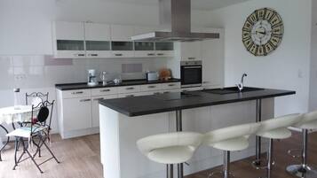 Kühlschrank, Mikrowelle, Ofen, Geschirrspüler