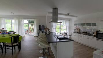 Kühlschrank, Mikrowelle, Ofen, Geschirrspüler