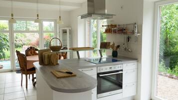 Kühlschrank, Mikrowelle, Ofen, Geschirrspüler