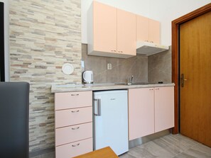 Fridge, cookware/dishes/utensils - Modern eingerichtete Apartment für 2 Personen, Klimatisiert, freie Parkplatz un by Interhome (Krk/Baška)