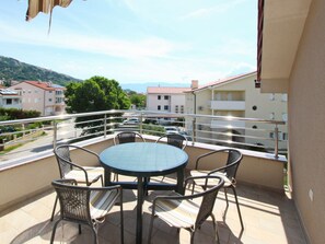 Outdoor dining - in Baška mit Terrasse by Interhome (Krk/Baška)