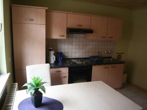 Fridge, oven, cookware/dishes/utensils - Gästehaus Tröbs by Interhome (Ilfeld)