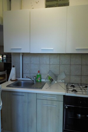 Fridge, oven, cookware/dishes/utensils - geräumige Wohnung in der Nähe des Meeres by Interhome (Krk/Milohnići)