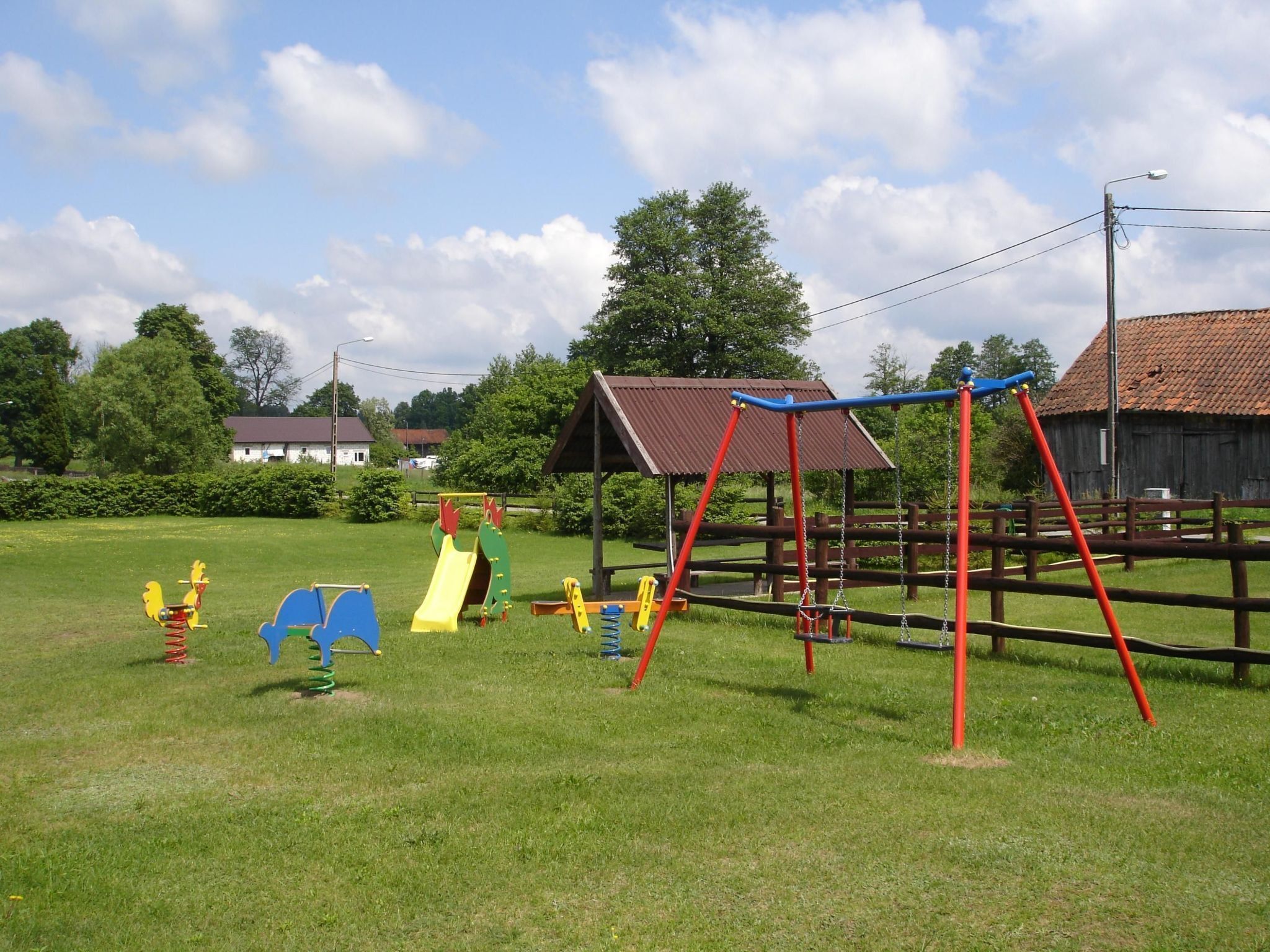 Ein Spielplatz mit Schaukeln, Rutschen und Klettergerüsten.